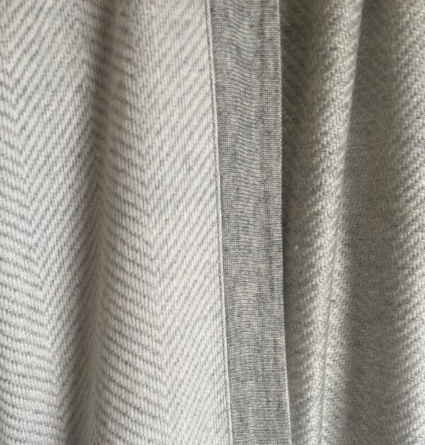 Détail plaid chevron gris clair