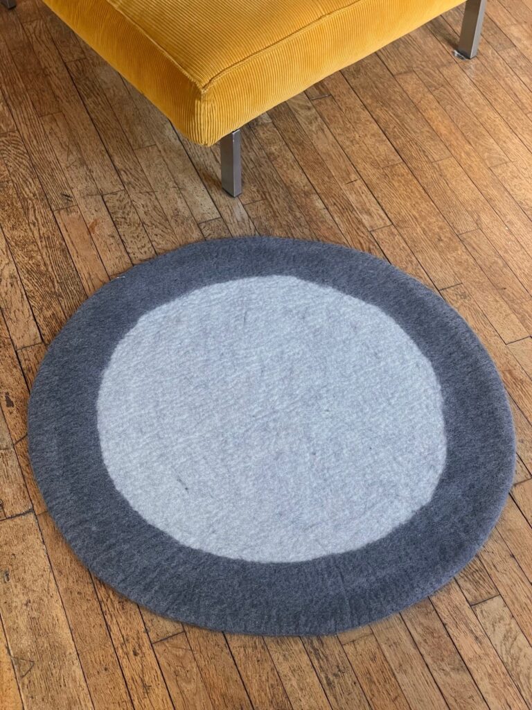 Tapis rond en feutre bicolore gris