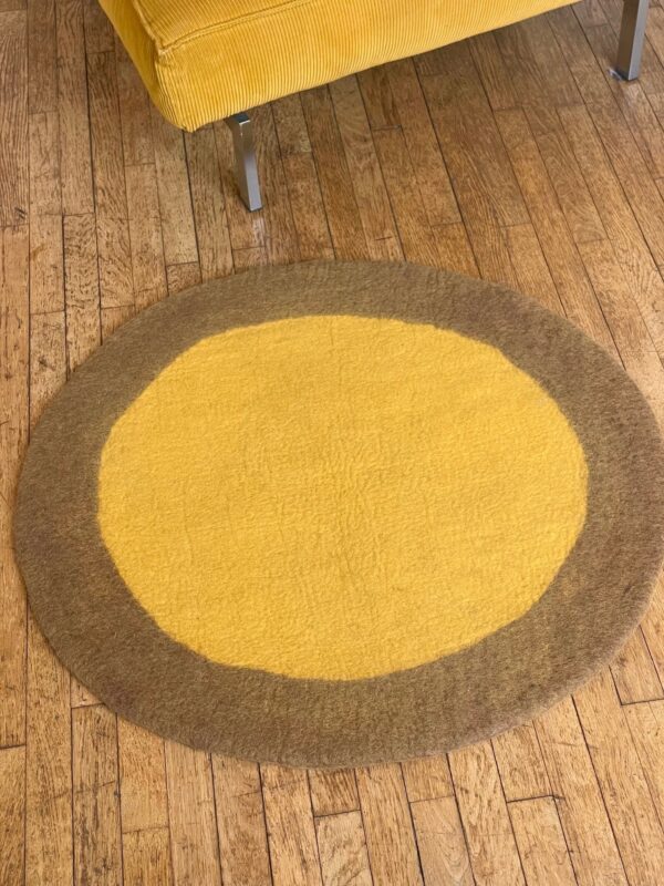 Tapis rond en feutre bicolore jaune