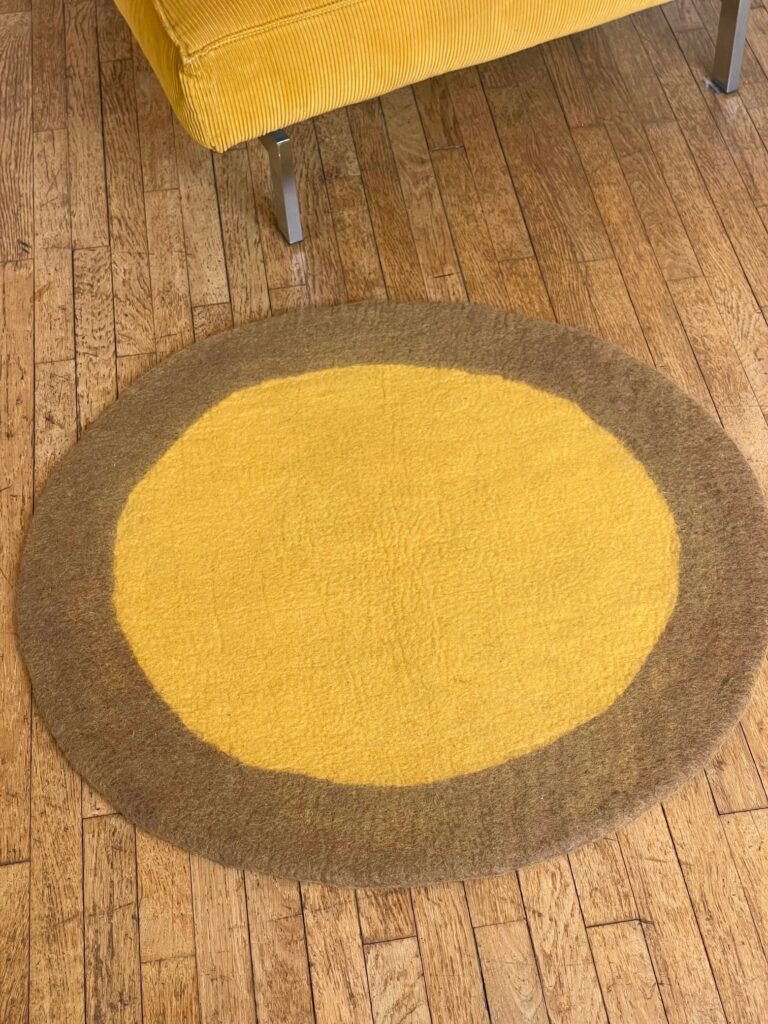 Tapis rond en feutre bicolore jaune