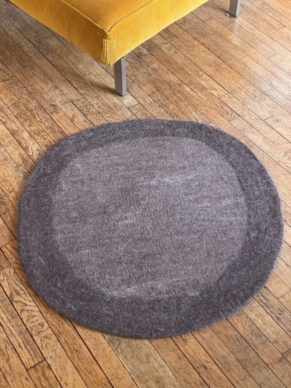 Tapis rond en feutre marron glacé